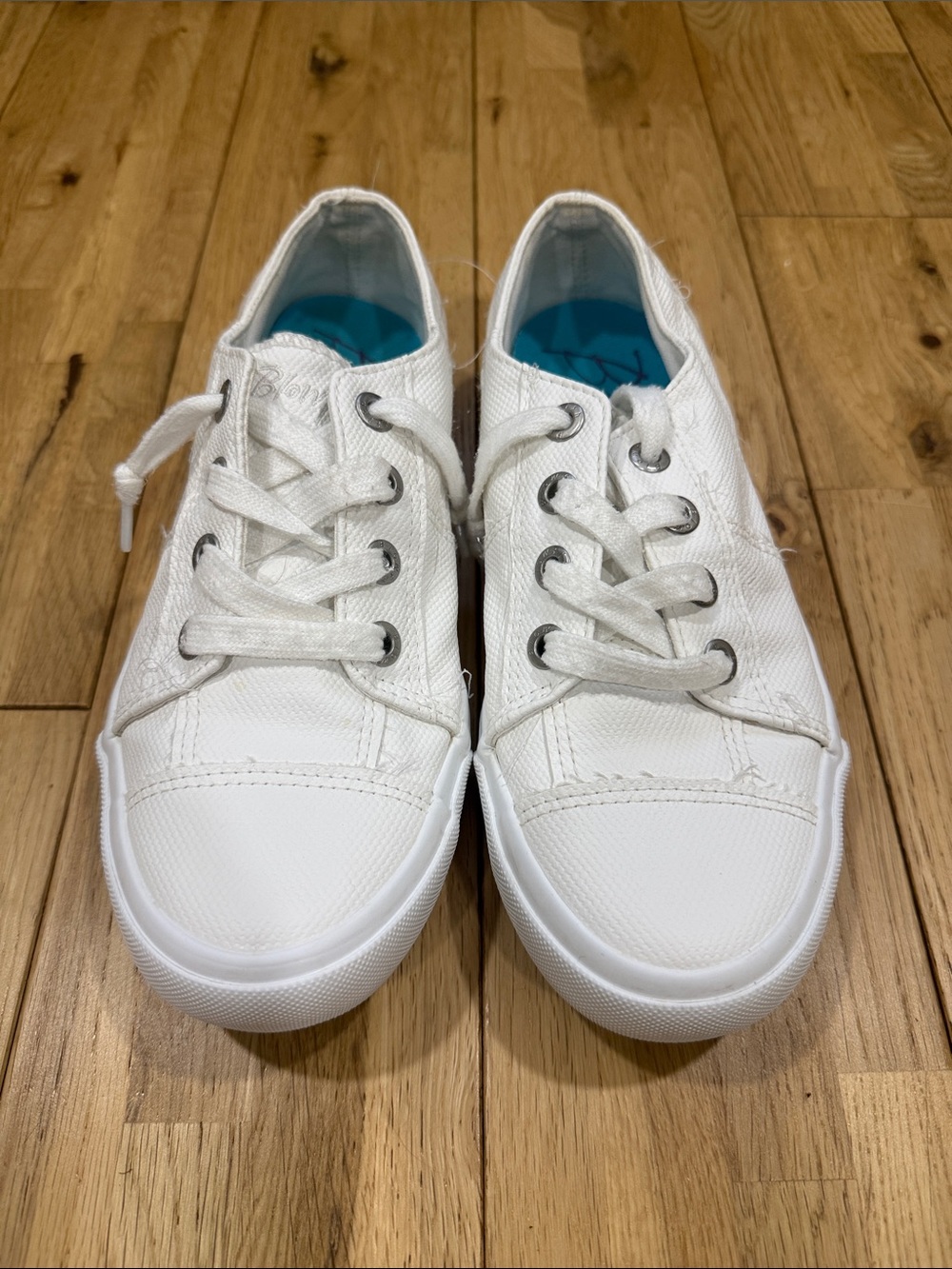 White Low-Top Canvas Sneakers with Lace-Up Closure - Picture 2 of 4